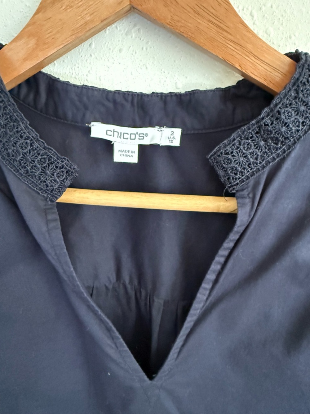 Chico’s Dark Navy Blouse Lace Hem Top V Neck 3/4 Sleeve Cotton Size 2 - Picture 4 of 7